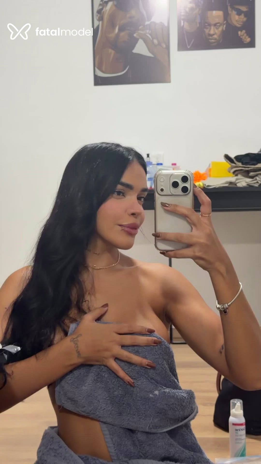 Acompanhante mulher morena (o) de olhos castanhos - Júlia