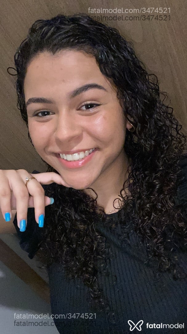 Acompanhante mulher morena (o) de olhos castanhos - Cristal