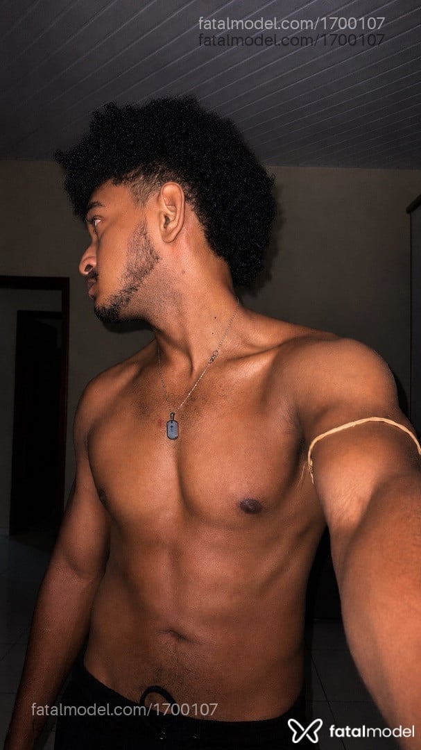 Acompanhante homem com cabelo castanho de olhos pretos - Lucas