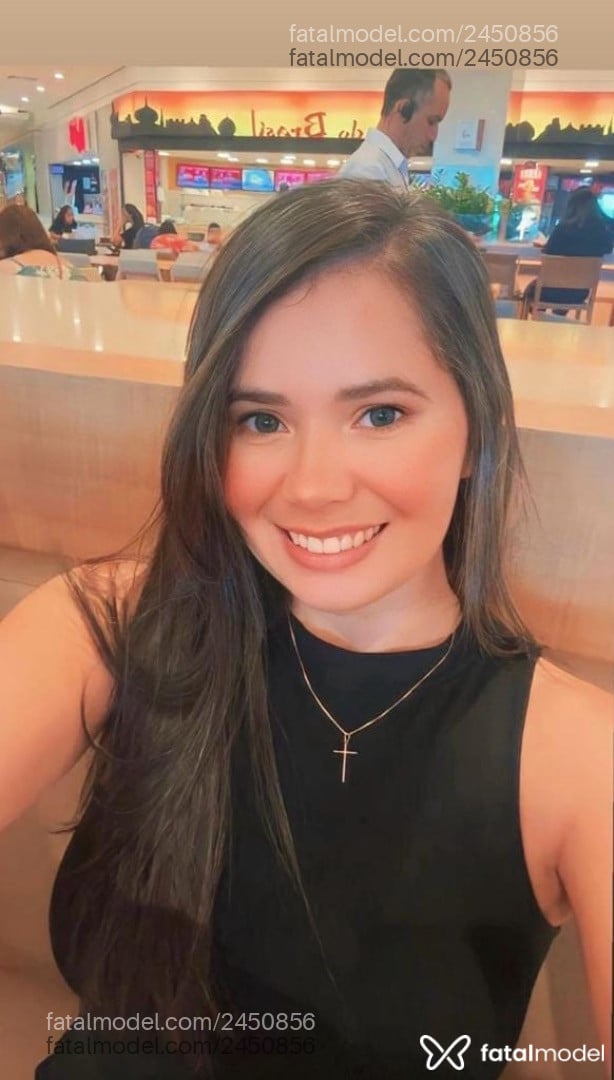 Acompanhante mulher com cabelo castanho de olhos verdes - Julia Castro