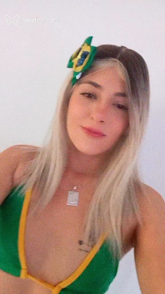 Acompanhante mulher loira (o) de olhos castanhos - Bonecaaa Rosa