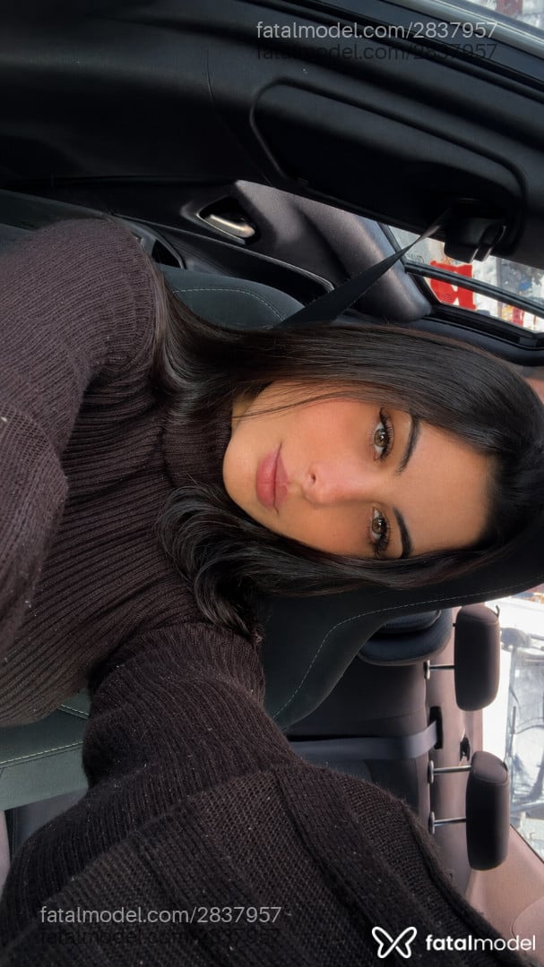 Acompanhante mulher com cabelo castanho de olhos mel - Colella
