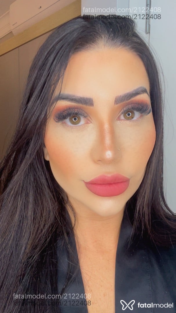 Acompanhante mulher com cabelo castanho de olhos verdes - Camila Ferrari