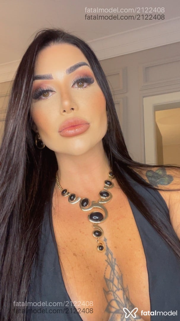 Acompanhante mulher com cabelo castanho de olhos verdes - Camila Ferrari