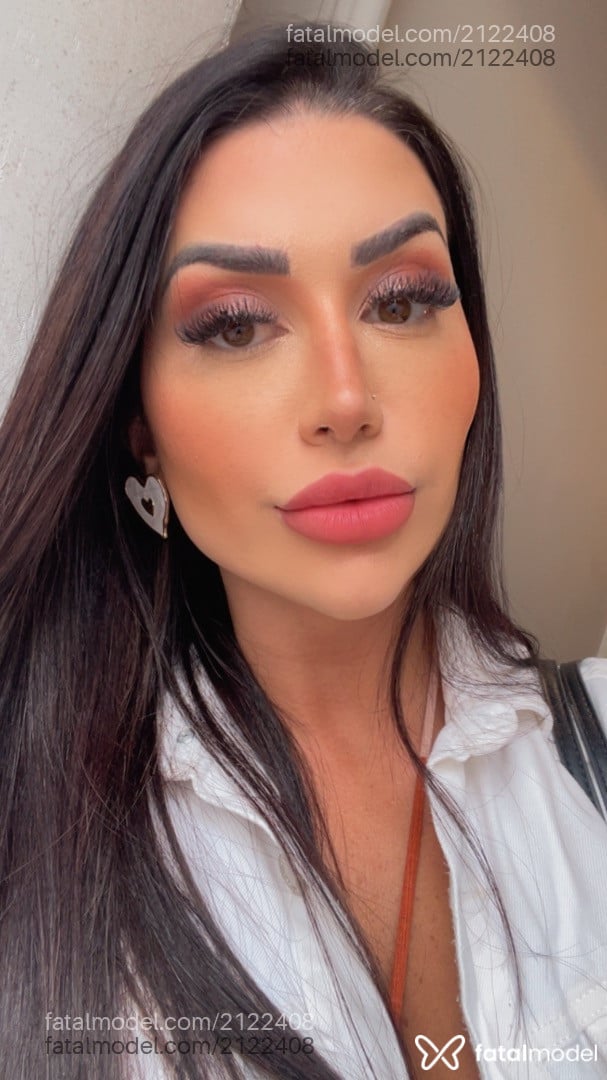 Acompanhante mulher com cabelo castanho de olhos verdes - Camila Ferrari