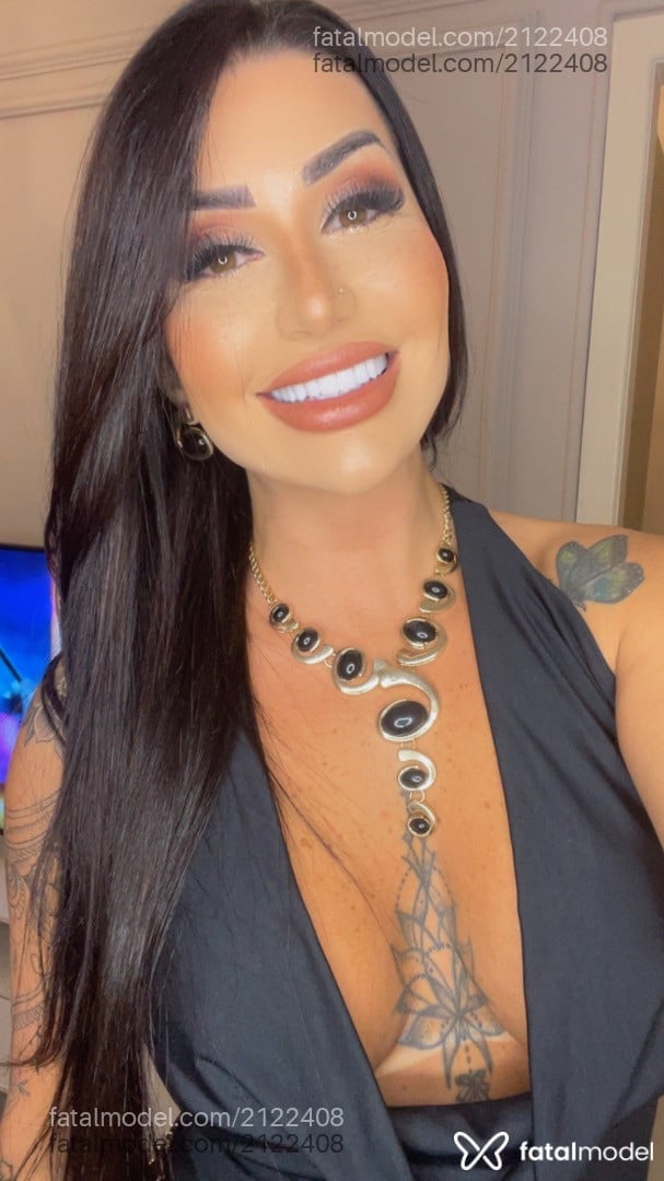 Acompanhante mulher com cabelo castanho de olhos verdes - Camila Ferrari
