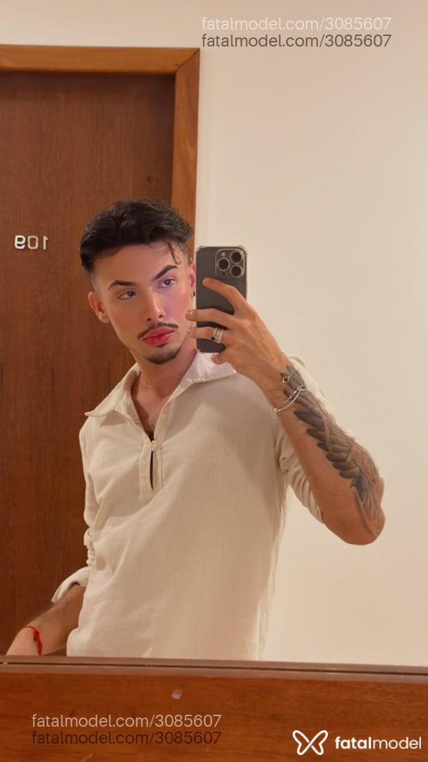 Acompanhante homem com cabelo castanho de olhos castanhos - Azael