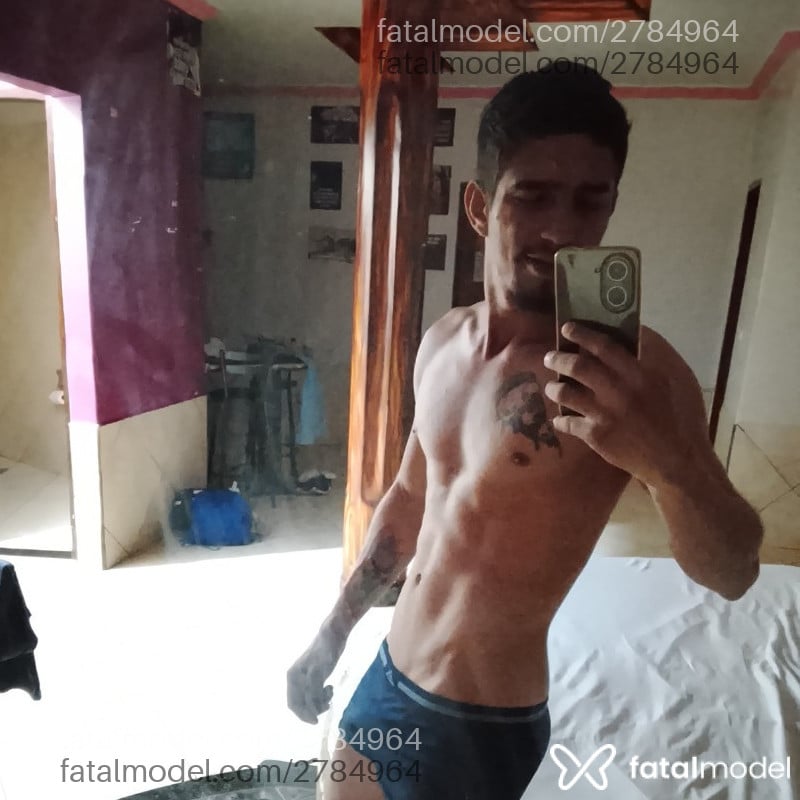 Acompanhante homem com cabelo castanho de olhos castanhos - João Lihma