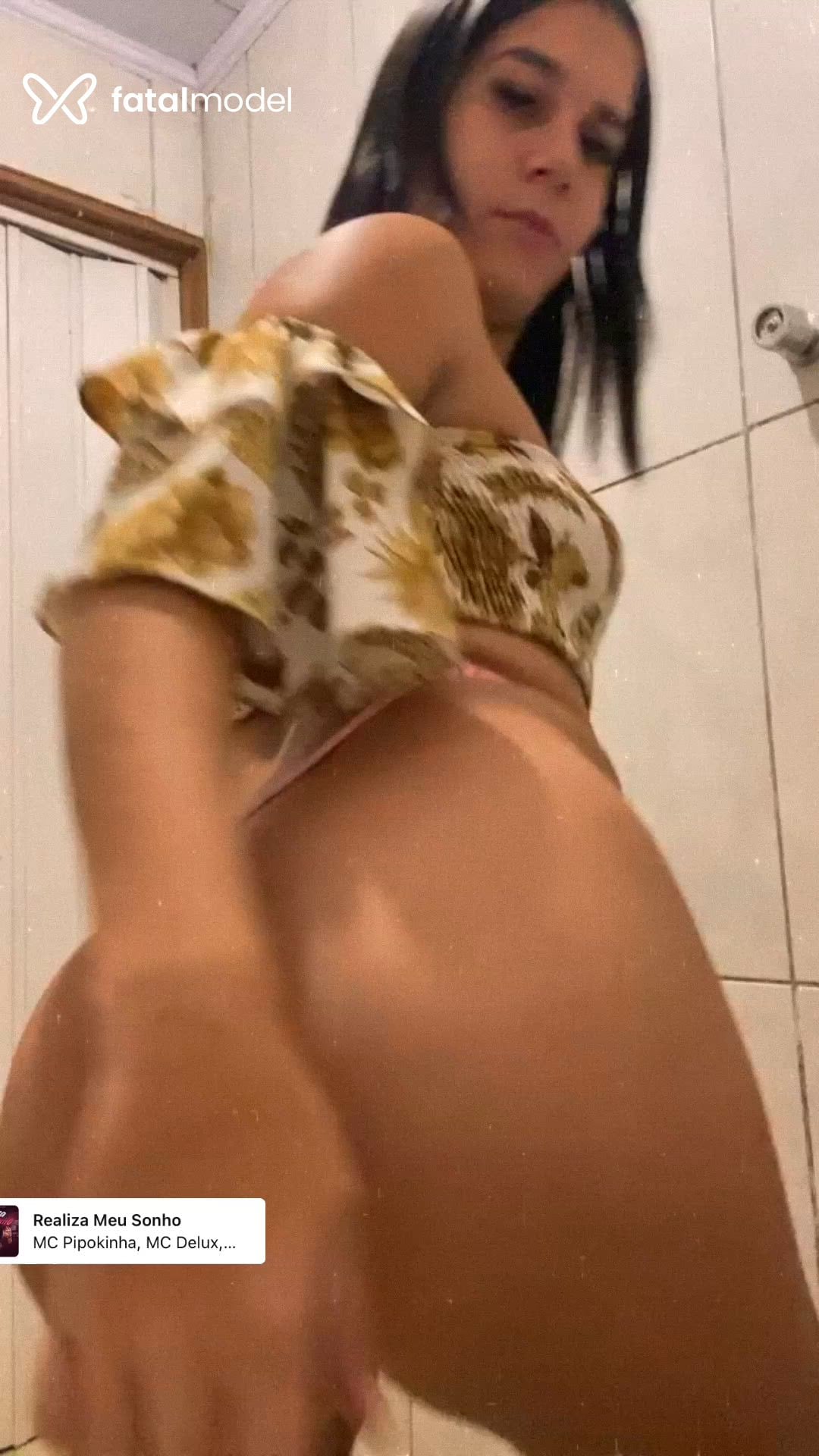 Acompanhante mulher trans com cabelo castanho de olhos castanhos - Larissa