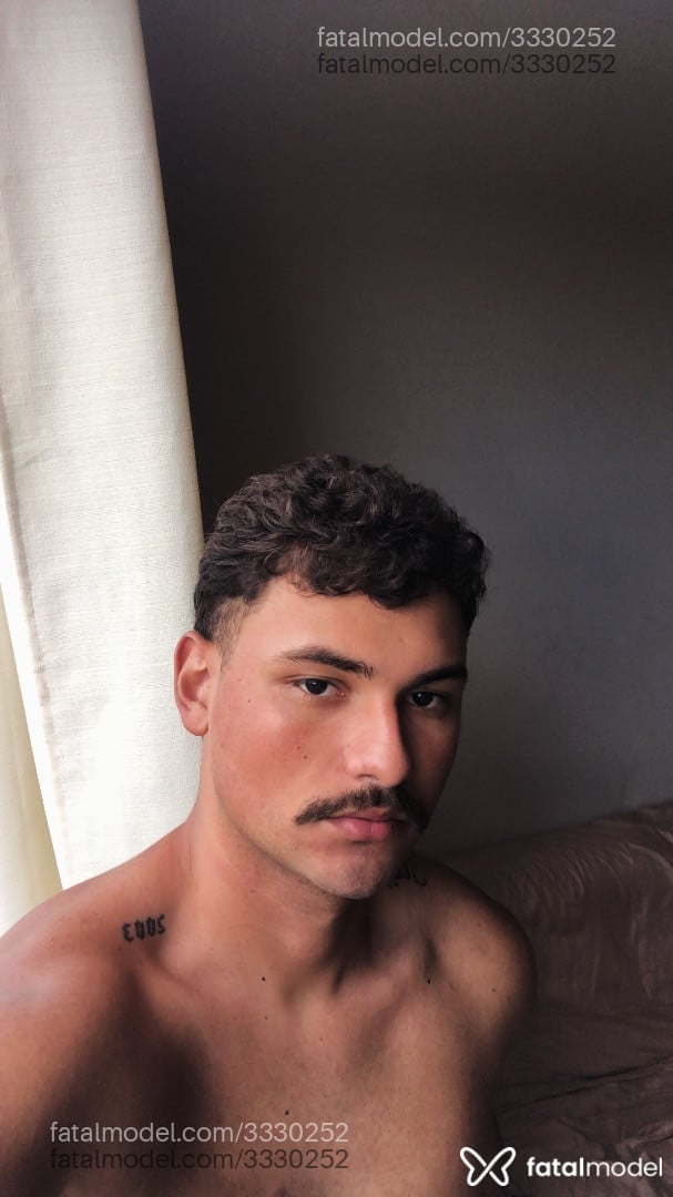 Acompanhante homem com cabelo castanho de olhos pretos - Maxuel Acompanhante homem com cabelo castanho de olhos pretos - Maxuel