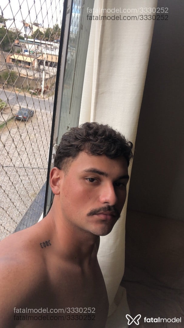 Acompanhante homem com cabelo castanho de olhos pretos - Maxuel
