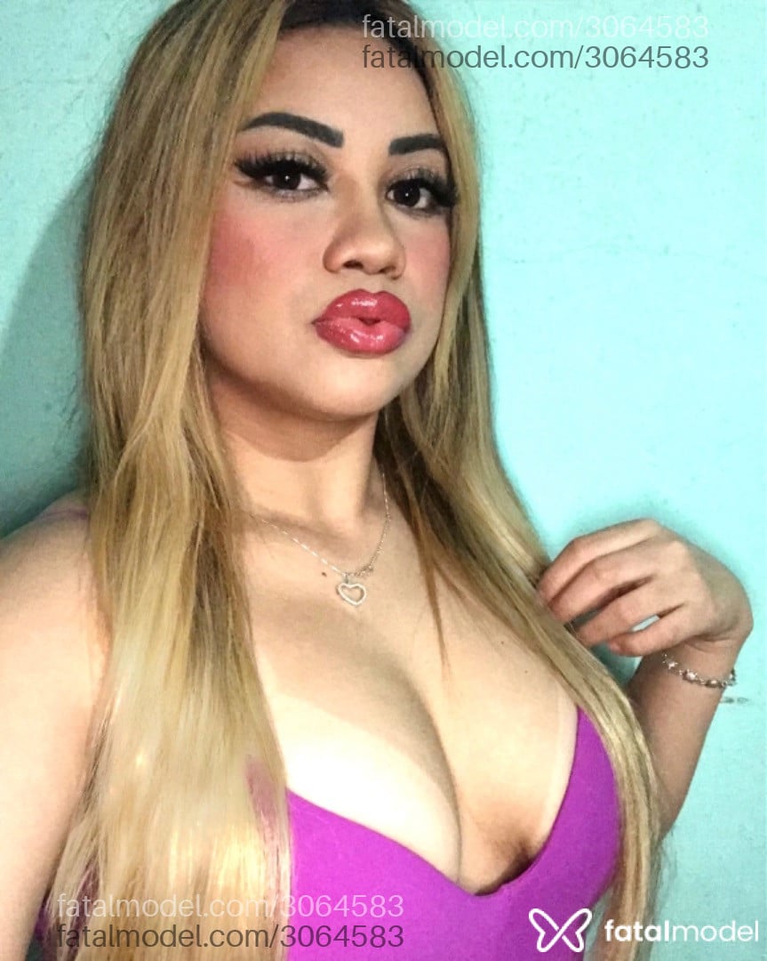 Acompanhante mulher loira (o) de olhos castanhos - Carolina