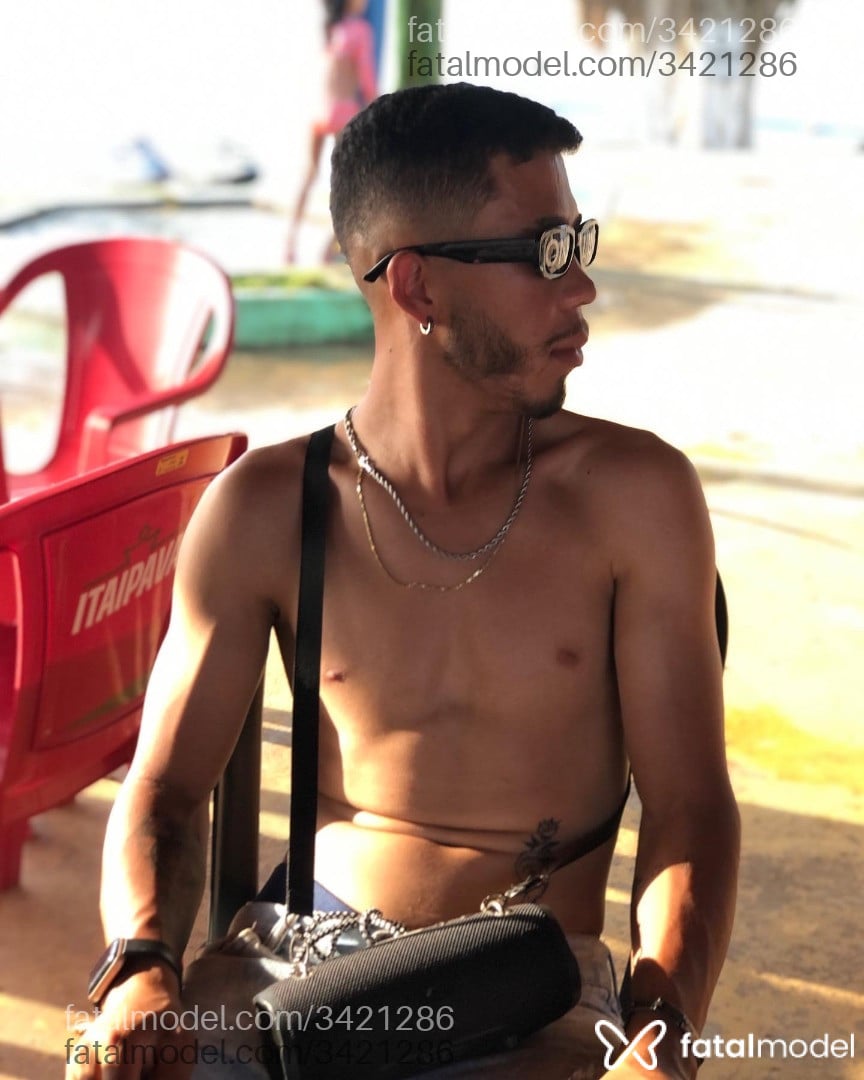 Acompanhante homem com cabelo castanho de olhos castanhos - Diego Acompanhante homem com cabelo castanho de olhos castanhos - Diego