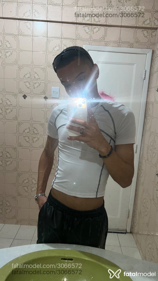 Acompanhante homem com cabelo castanho de olhos pretos - Lukke Santos