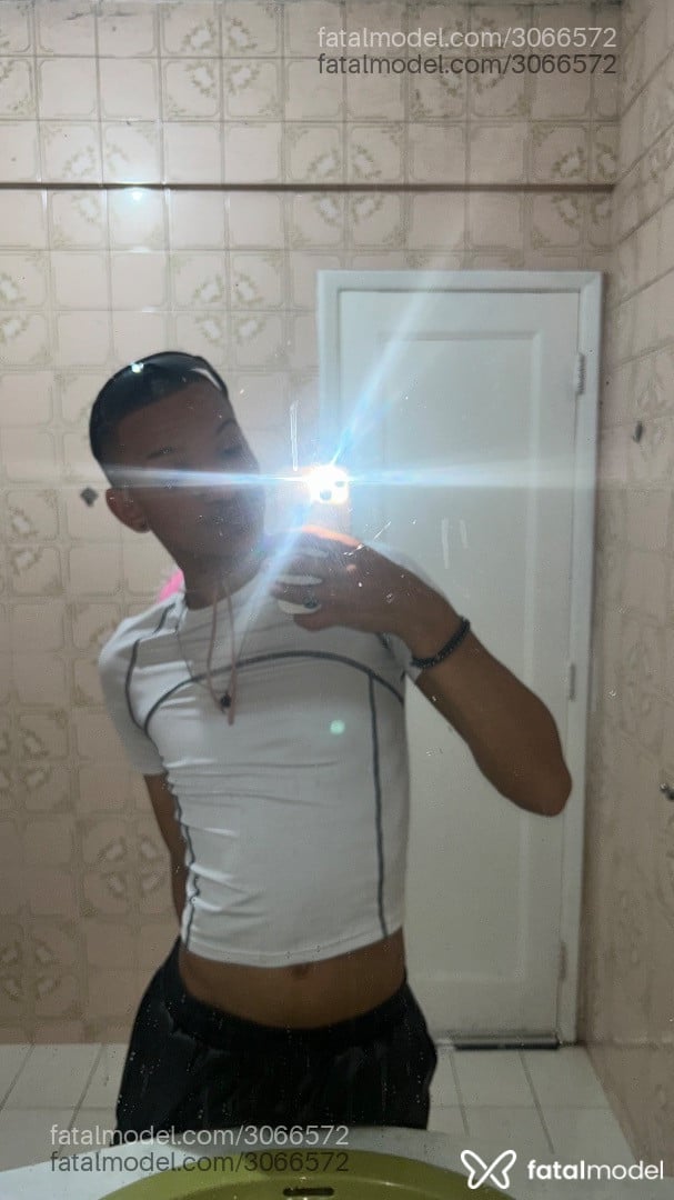 Acompanhante homem com cabelo castanho de olhos pretos - Lukke Santos