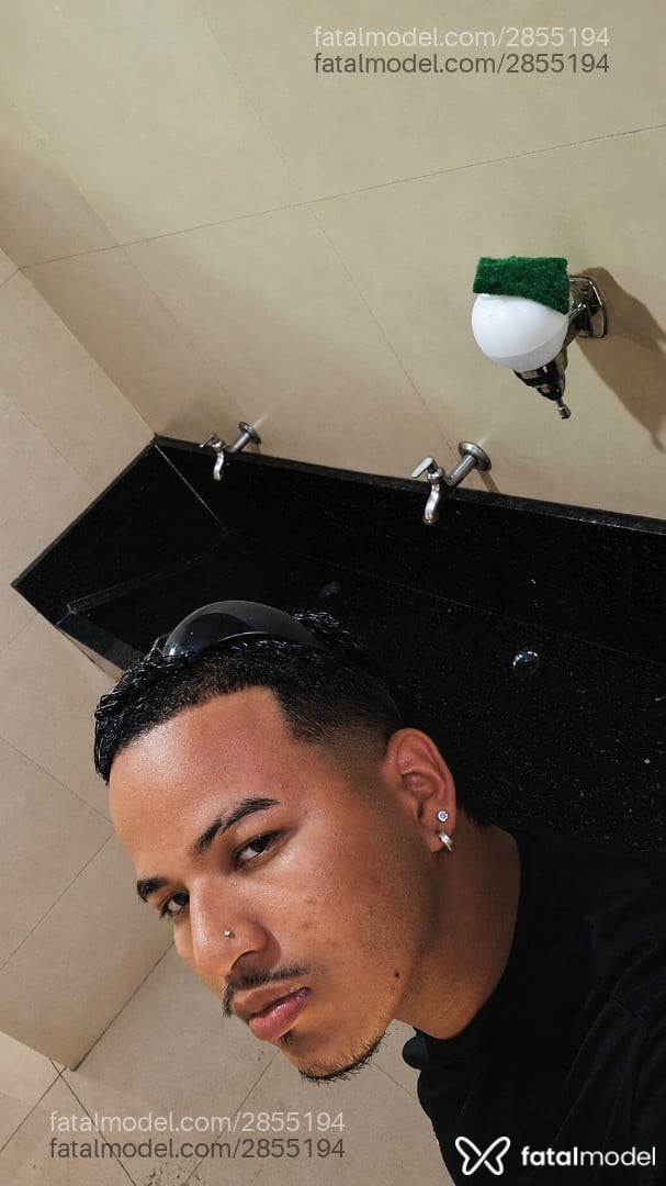 Acompanhante homem com cabelo castanho de olhos castanhos - Wzinho