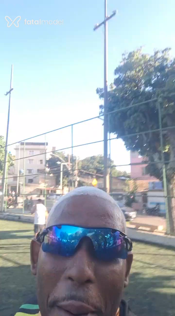 Acompanhante homem com cabelo castanho de olhos pretos - Preto Craque