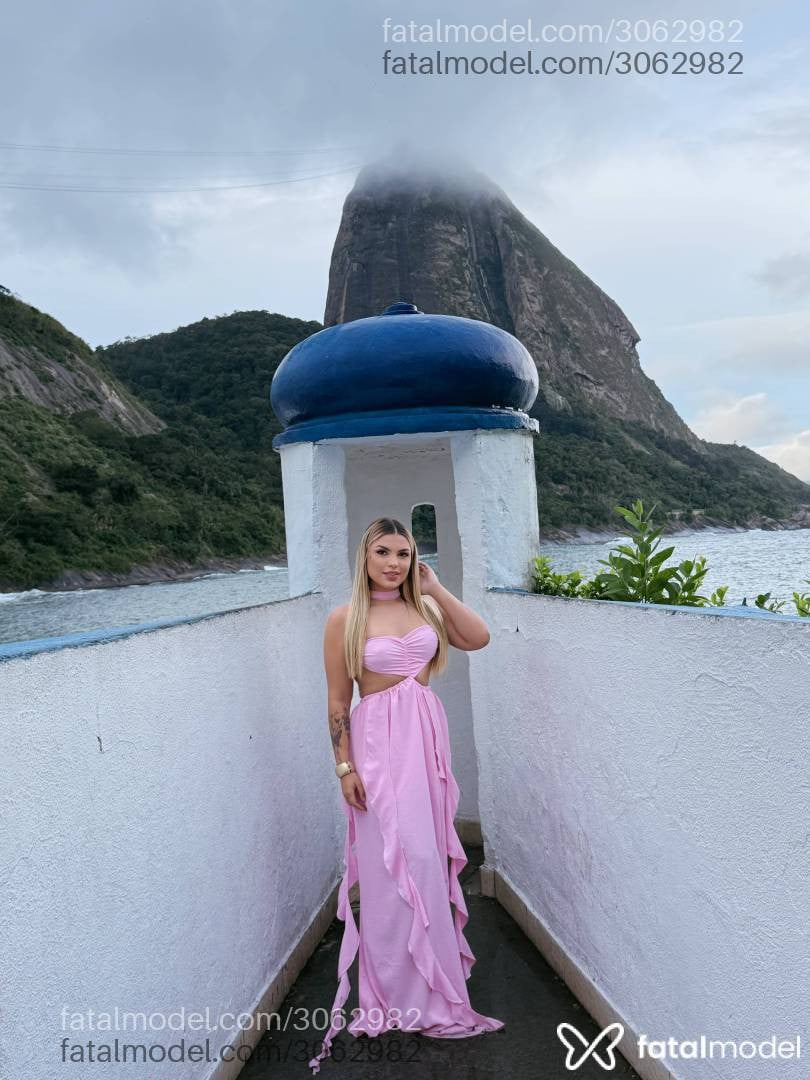 Acompanhante mulher loira (o) de olhos castanhos - Aguines Silva