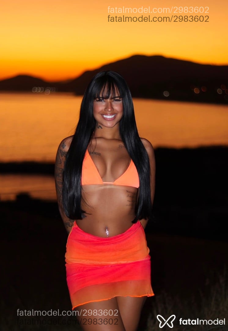 Acompanhante mulher morena (o) de olhos pretos - Bella Valmont