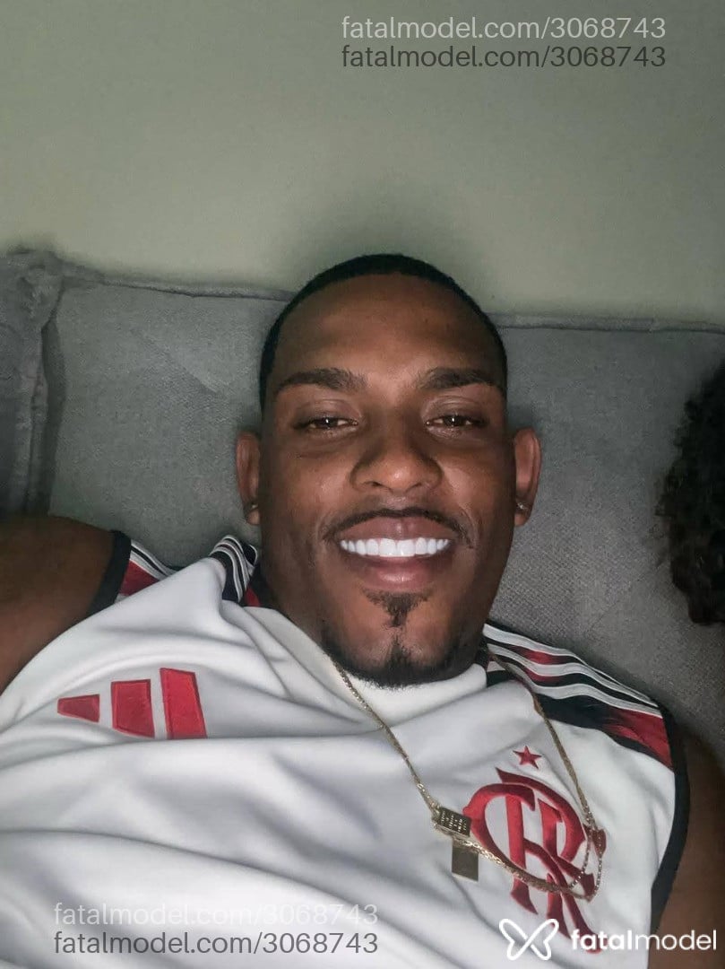 Acompanhante homem com cabelo castanho de olhos pretos - Preto Craque