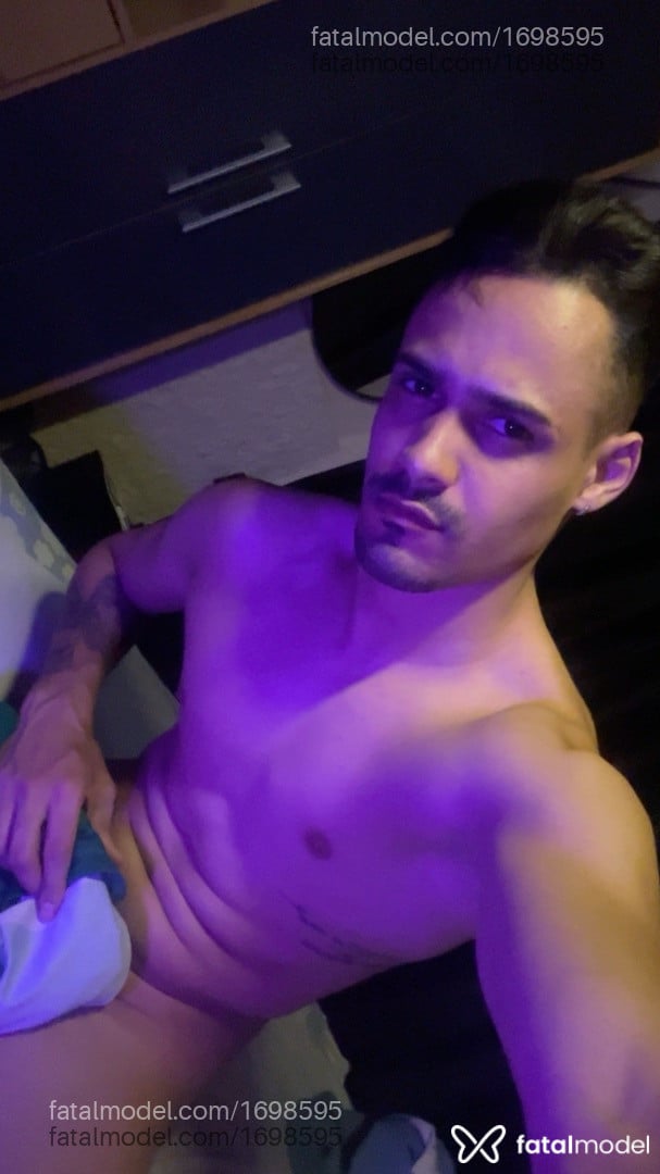 Acompanhante homem morena (o) de olhos castanhos - Guilherme