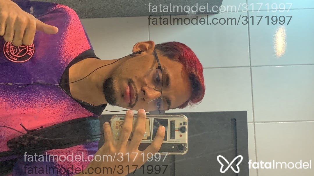 Acompanhante homem com cabelo colorido de olhos castanhos - Bruno