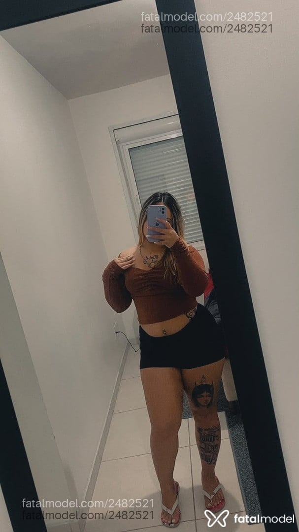 Acompanhante mulher com cabelo castanho de olhos azuis - Ah Mello