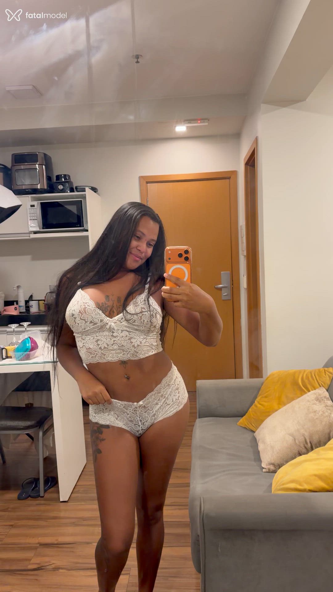 Acompanhante mulher com cabelo castanho de olhos castanhos - Safira Satto