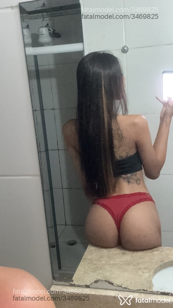 Acompanhante mulher trans com cabelo castanho de olhos castanhos - Luana