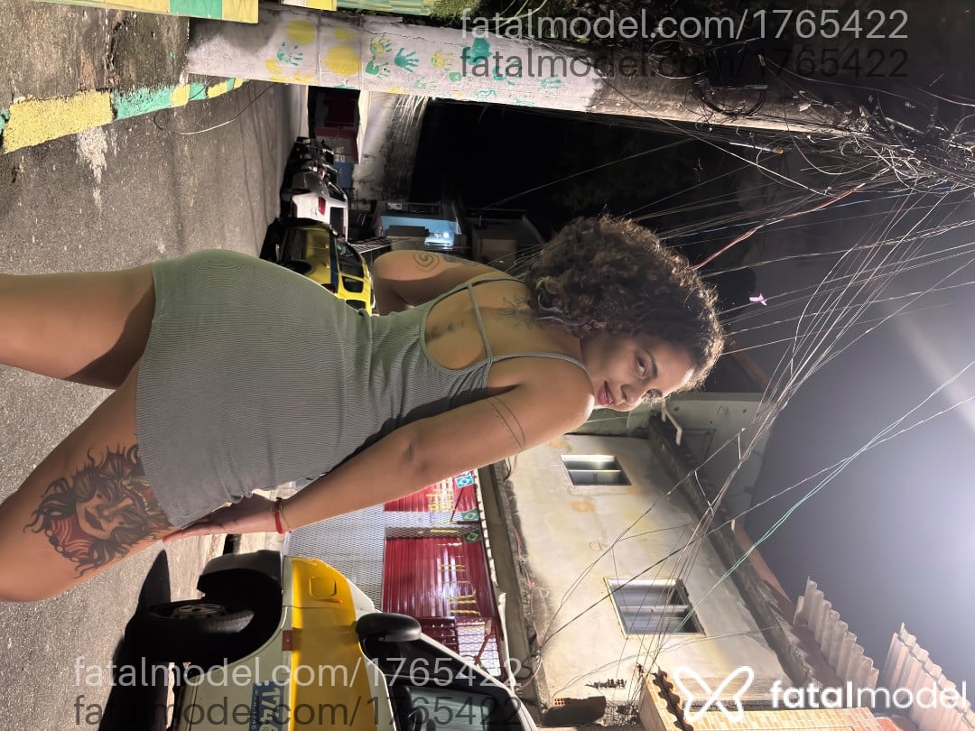 Acompanhante mulher com cabelo colorido de olhos castanhos - Milla Stein Acompanhante mulher com cabelo colorido de olhos castanhos - Milla Stein
