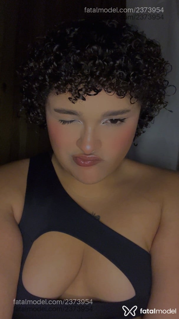 Acompanhante mulher trans com cabelo castanho de olhos castanhos - Sarina Acompanhante mulher trans com cabelo castanho de olhos castanhos - Sarina