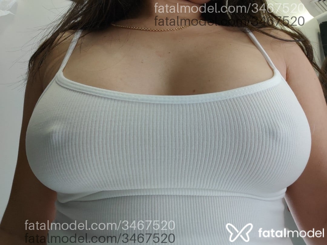 Acompanhante mulher com cabelo castanho de olhos castanhos - Clara Chaveirinha