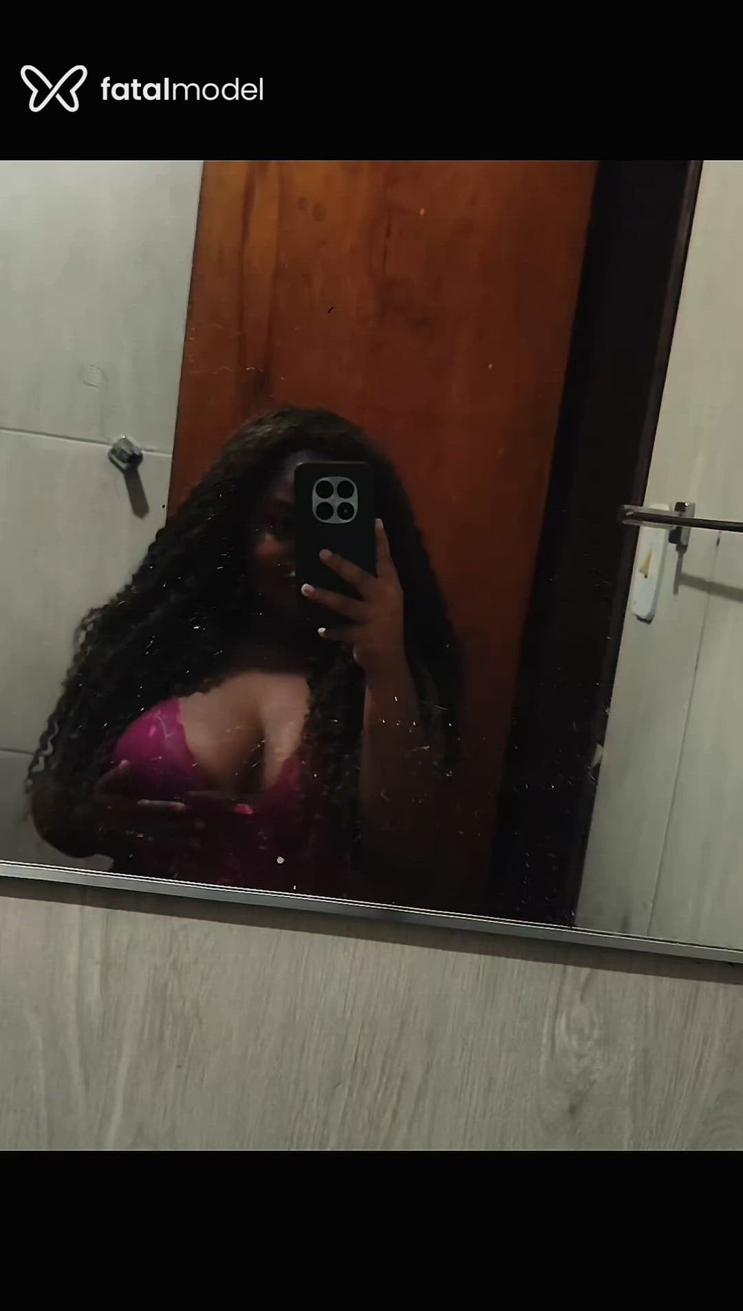 Acompanhante mulher morena (o) de olhos mel - Bonbonzinha Acompanhante mulher morena (o) de olhos mel - Bonbonzinha