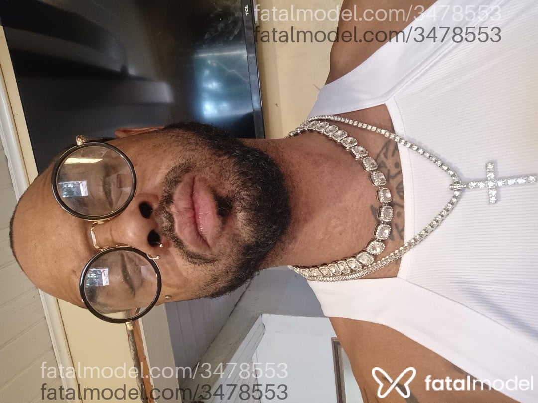 Acompanhante homem sem cabelo de olhos pretos - Blacksexy
