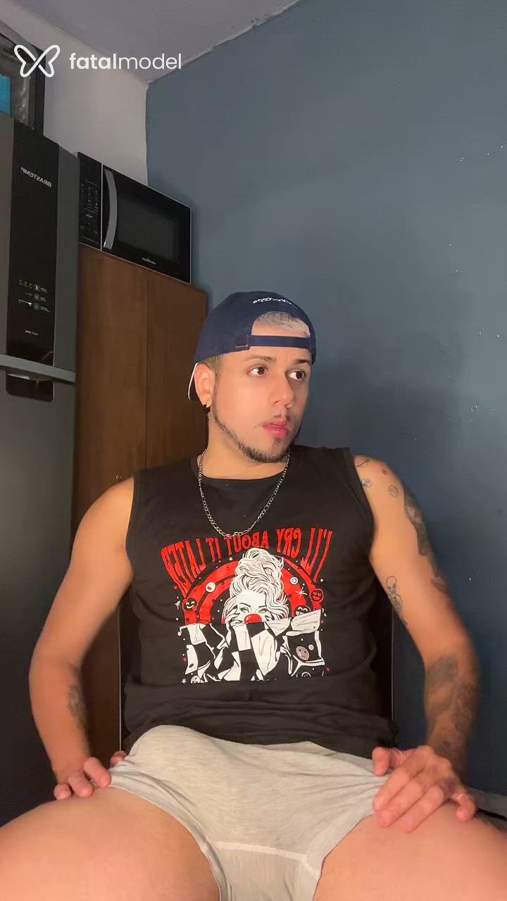 Acompanhante homem com cabelo castanho de olhos castanhos - Mikael Acompanhante homem com cabelo castanho de olhos castanhos - Mikael