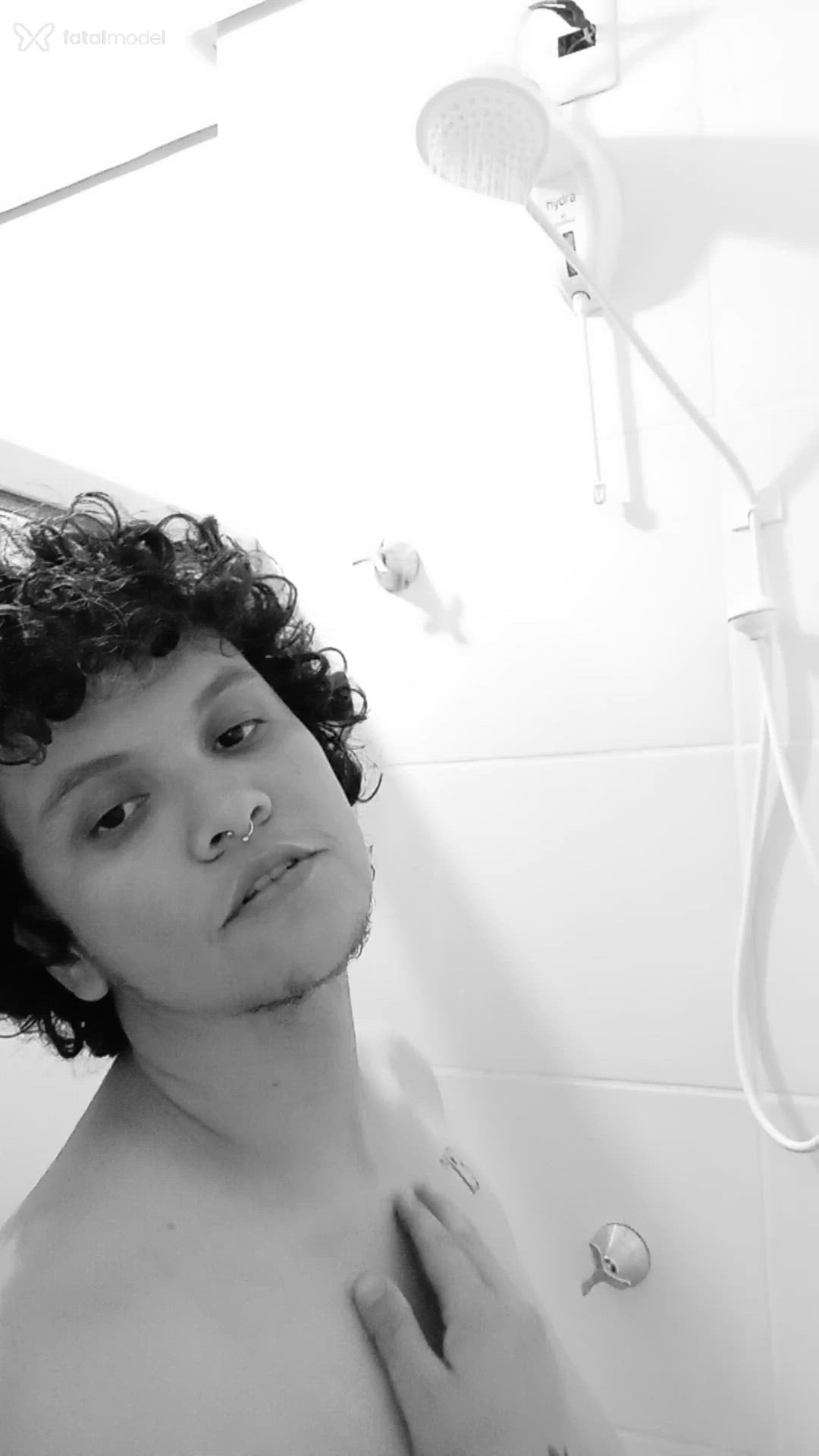 Acompanhante não-binário morena (o) de olhos pretos - Bernardo