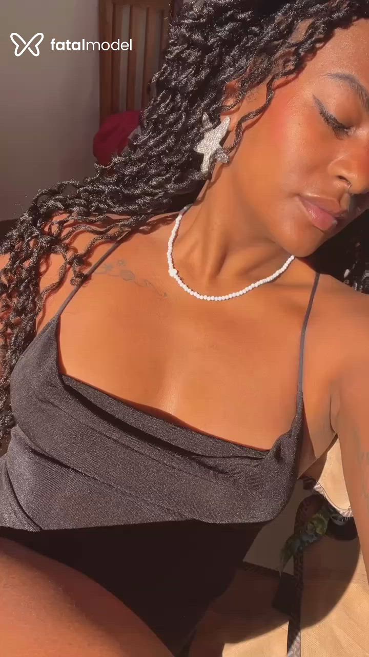 Acompanhante mulher morena (o) de olhos castanhos - Afrodite