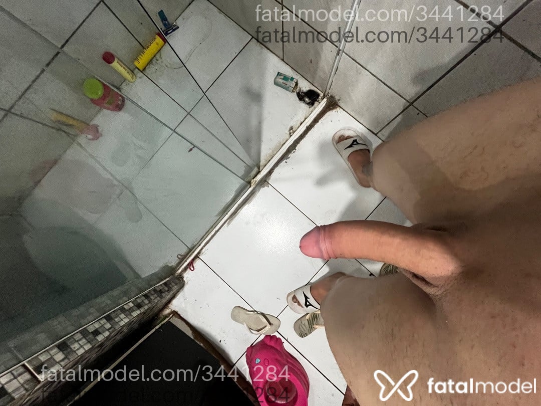 Acompanhante homem com cabelo grisalho de olhos castanhos - Alemão