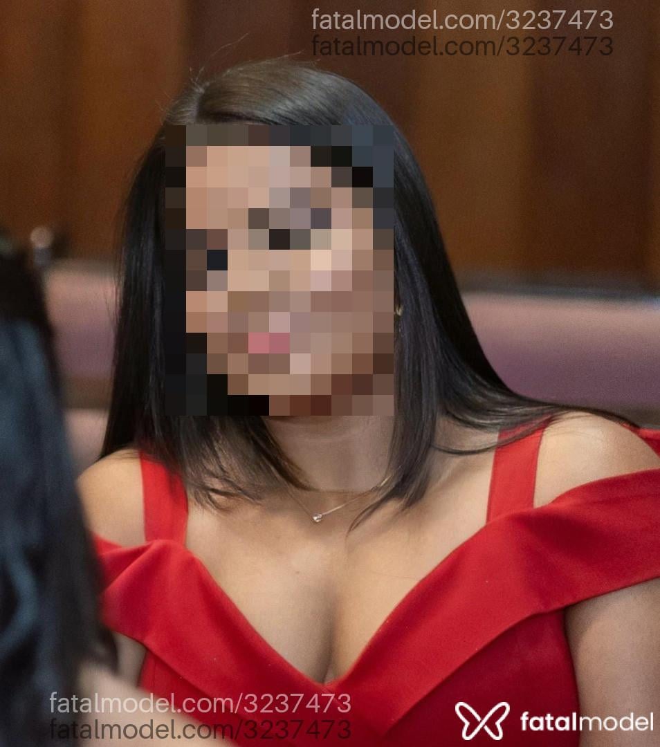 Acompanhante mulher morena (o) de olhos pretos - Helaena