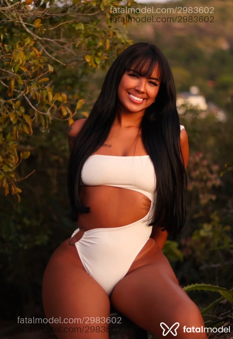 Acompanhante mulher morena (o) de olhos pretos - Bella Valmont