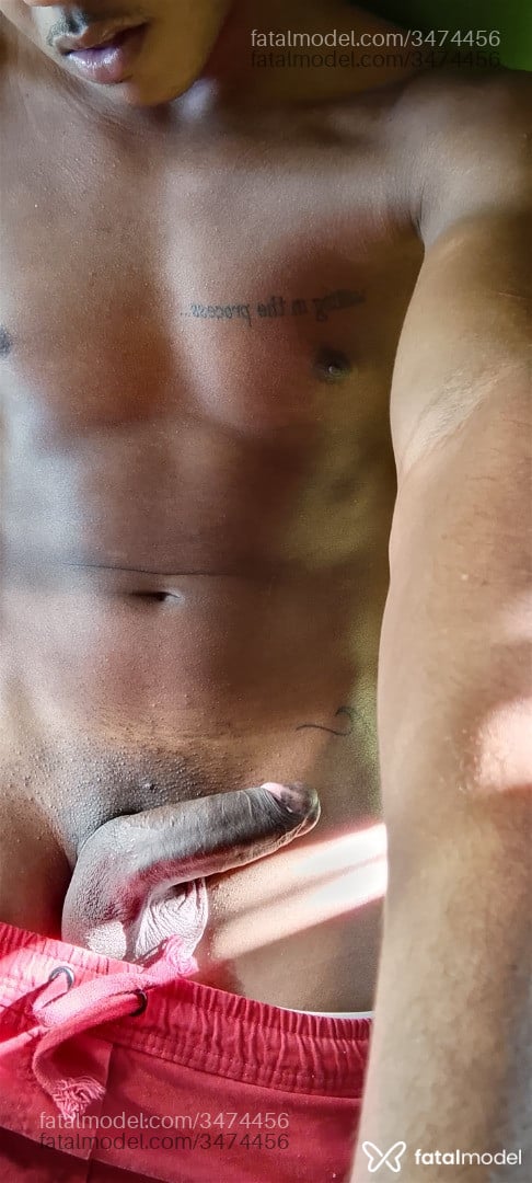 Acompanhante homem sem cabelo de olhos pretos - Henrique Barbosa