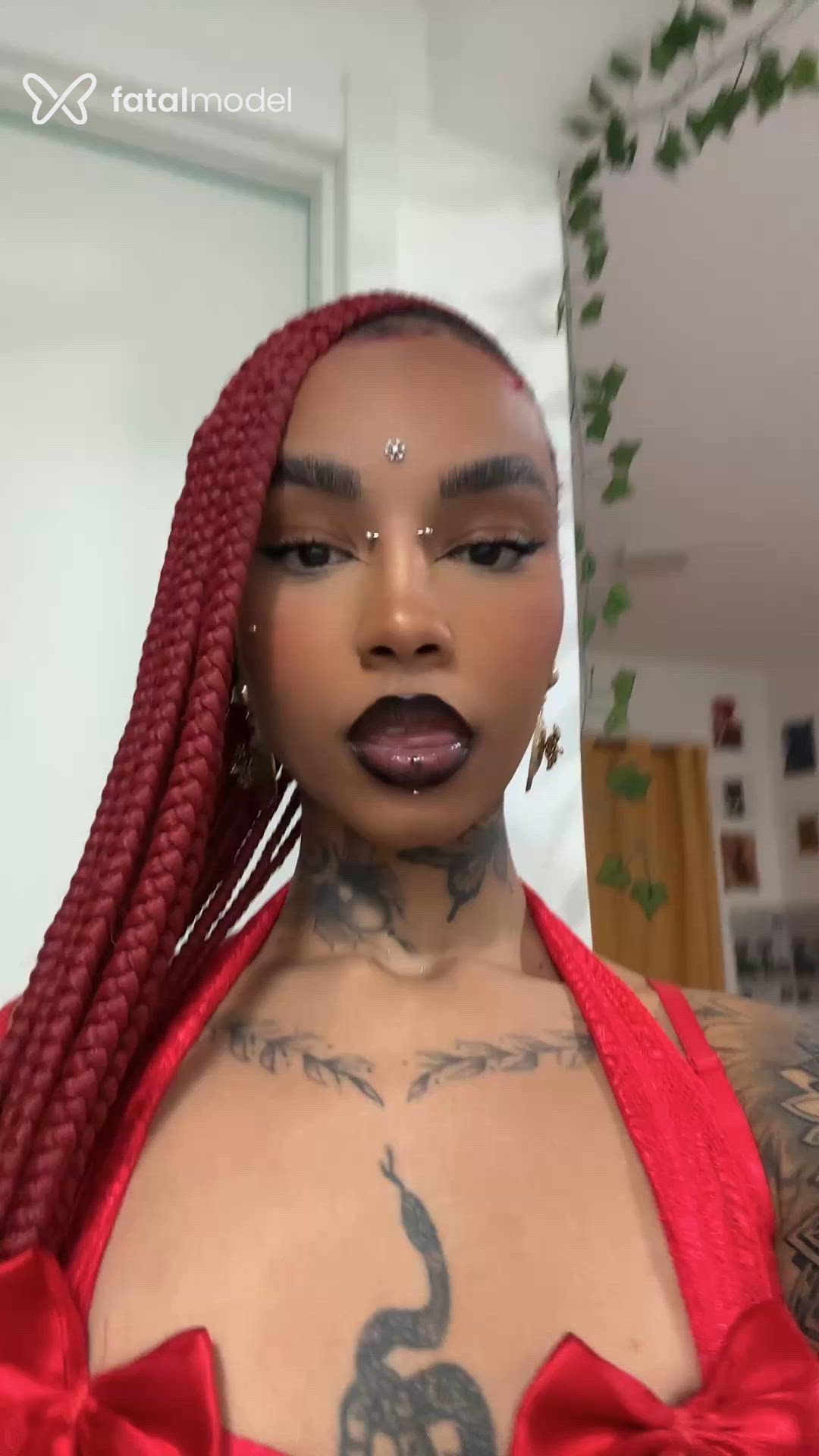 Acompanhante mulher ruiva (o) de olhos castanhos - Safira