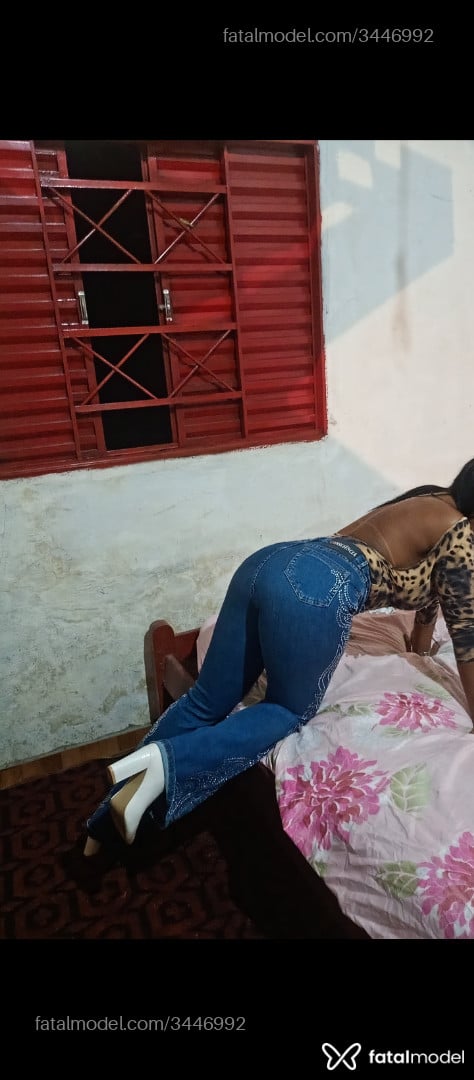 Acompanhante mulher morena (o) de olhos pretos - Minynha