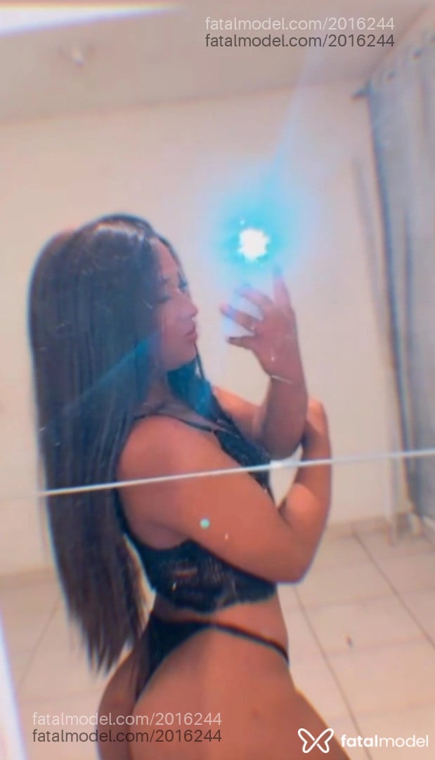 Acompanhante mulher trans morena (o) de olhos verdes - Débora Martins