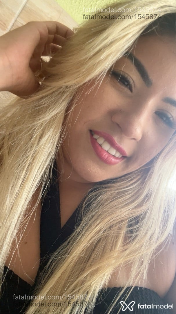 Acompanhante mulher loira (o) de olhos pretos - Samira Mayer