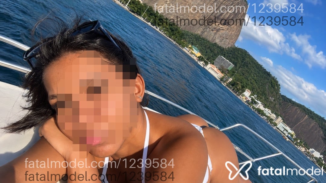 Acompanhante mulher morena (o) de olhos pretos - Marcelle Miller