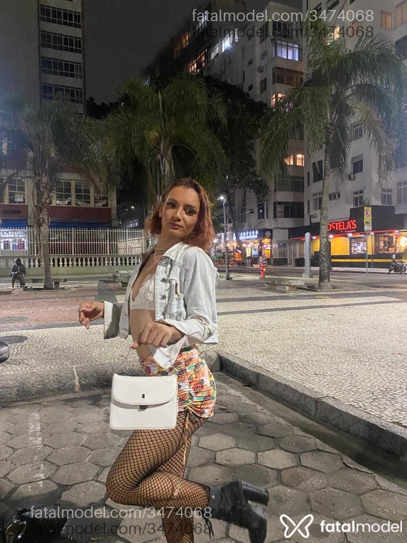 Acompanhante mulher trans ruiva (o) de olhos castanhos - Hannah Brito