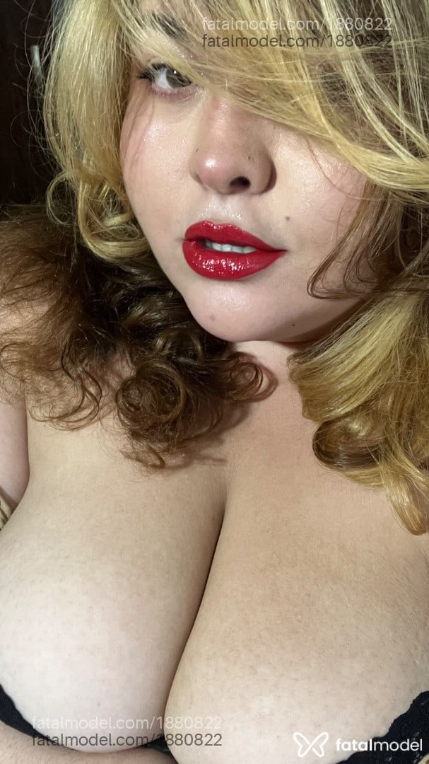 Acompanhante mulher com cabelo colorido de olhos castanhos - Yvi Valentinny