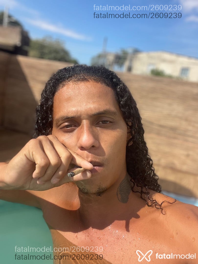 Acompanhante homem morena (o) de olhos castanhos - Oruamator Acompanhante homem morena (o) de olhos castanhos - Oruamator