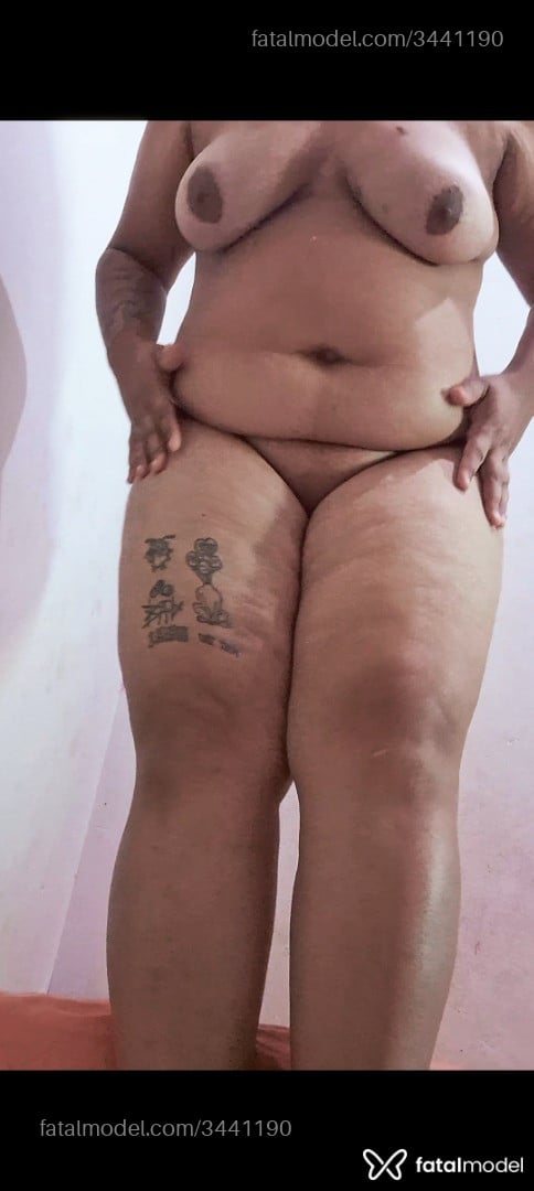 Acompanhante mulher com cabelo colorido de olhos castanhos - Juh Lima